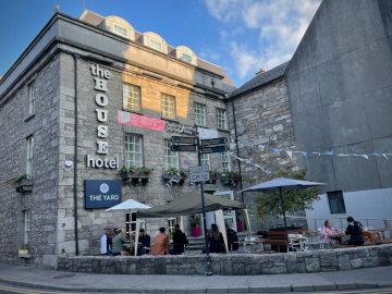 house hotel outdoor dining