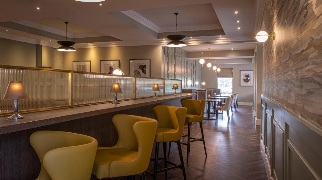 Menlo Park Hotel bar restaurant