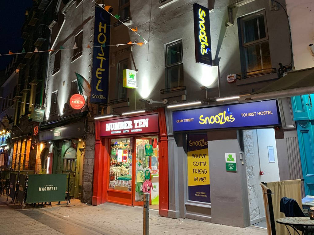 Snoozles Hostel Quay Street Galway Photos Reviews And Location Map snoozles-hostel-quay-street-galway-photos-reviews-and-location-map