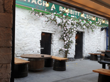 Murty Rabbittes outdoor seating